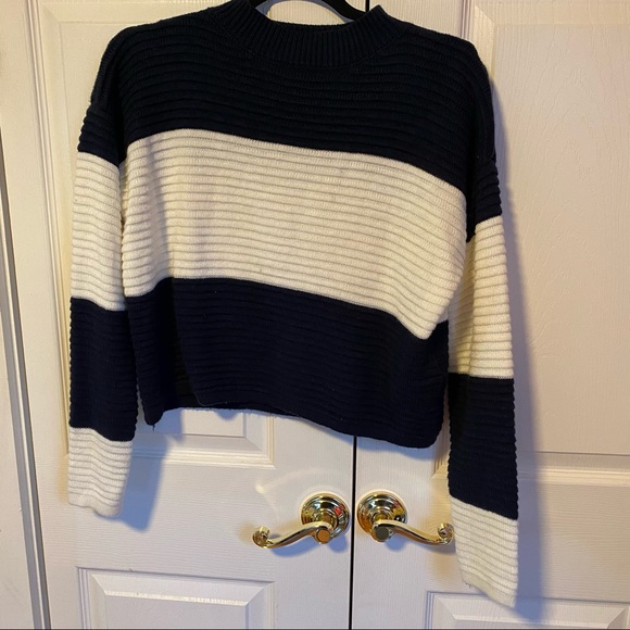 Forever 21 navy and white cropped sweater - Picture 3 of 7